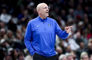 基德谈减少失误：保护好球权 大家需要多沟通放慢节奏