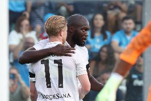 卢卡库季前赛射门拉伤长期伤缺，现队友德布劳内也因射门受伤