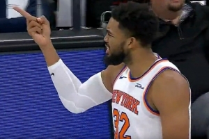 唐斯转身顶倒史密斯抛投命中被吹进攻犯规 尼克斯挑战成功变2+1